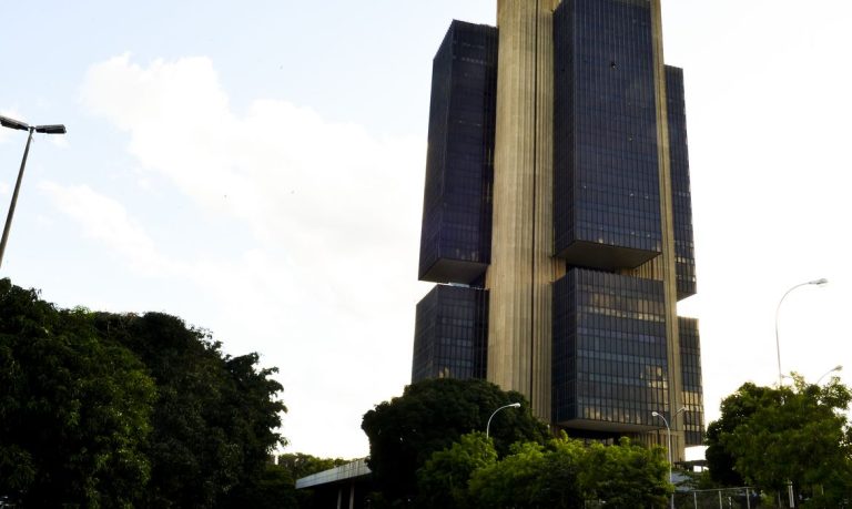 Inflação oficial sobe pela 13ª semana seguida e estoura teto da meta, aponta Focus