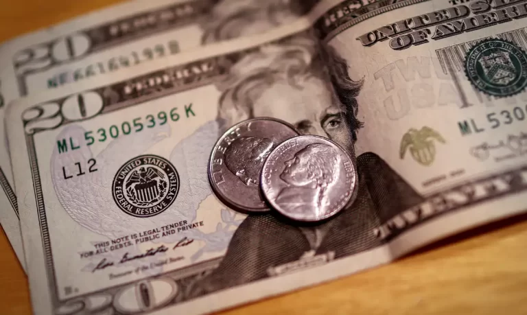 Dólar cai ao menor nível em quase três semanas, enquanto Bolsa fecha em baixa
