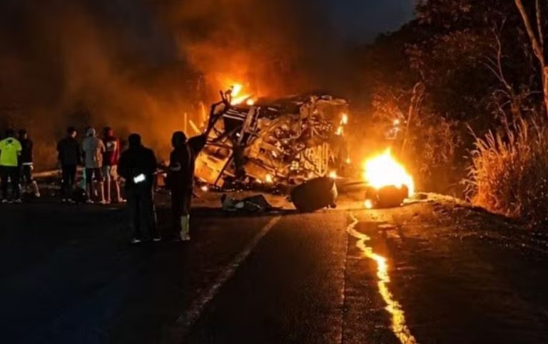 Acidente entre ônibus e carreta deixa mortos e feridos na BR-251 em Minas Gerais