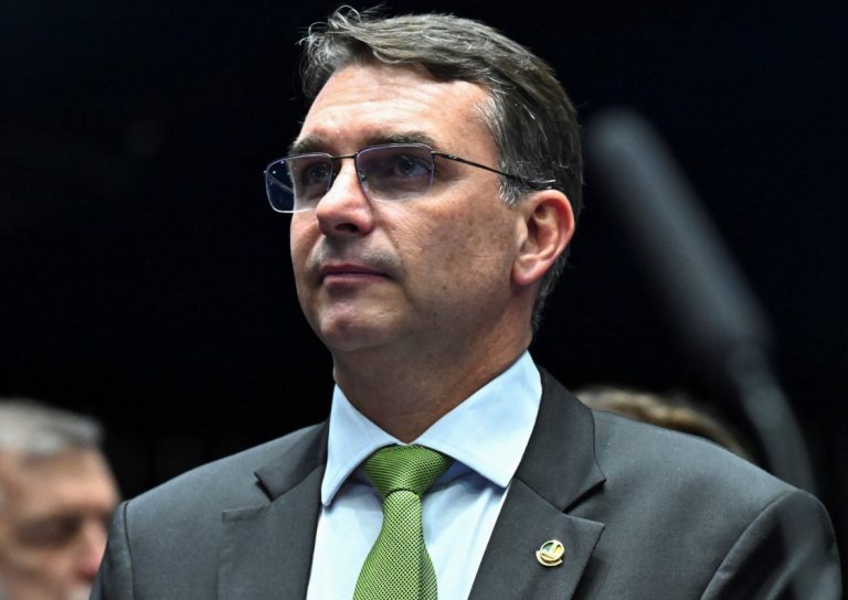Flávio Bolsonaro confirma negociação com banqueiro preso por R$ 134 mi para filme sobre Jair Bolsonaro