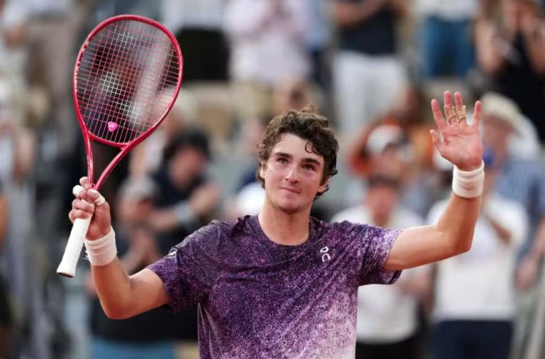 João Fonseca vence Casper Ruud e alcança quartas de final de Roland Garros