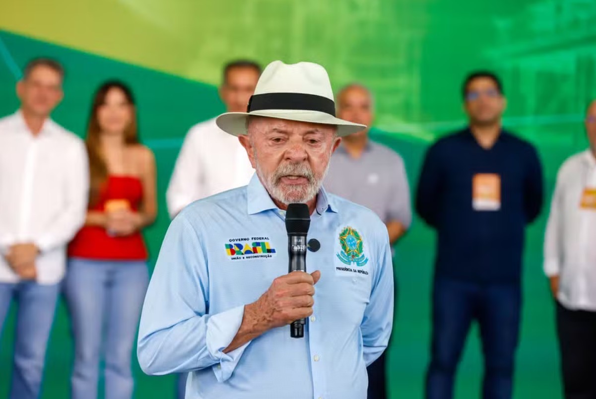 Lula é reeleito presidente e conquista 4º mandato após vencer Flávio Bolsonaro