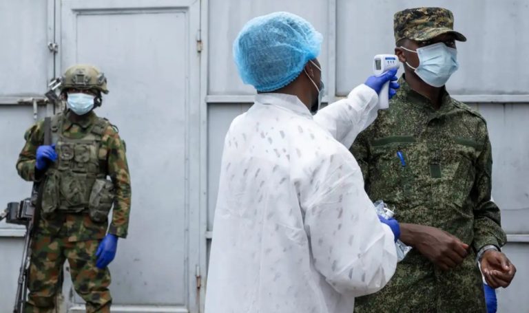 Oxford inicia testes em humanos de vacina contra novo tipo de ebola para conter surto na África