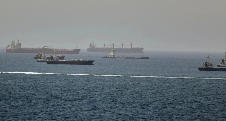 Tráfego lento no Estreito de Ormuz amplia risco para comércio global de petróleo