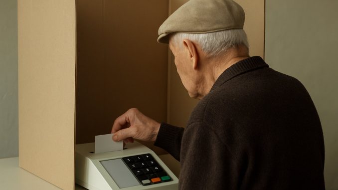 Cabine de votação em eleição no Brasil, usada como referência à prova de vida do INSS