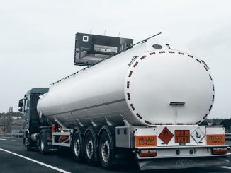 Caminhão sendo abastecido com óleo diesel em posto de combustível