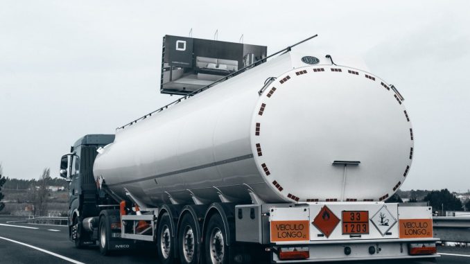 Caminhão sendo abastecido com óleo diesel em posto de combustível