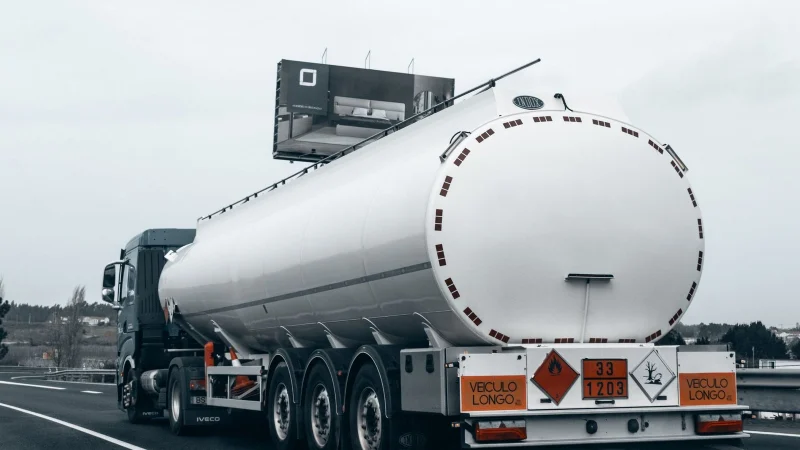 Caminhão sendo abastecido com óleo diesel em posto de combustível