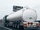 Caminhão sendo abastecido com óleo diesel em posto de combustível