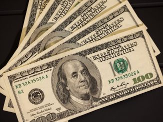 Painel eletrônico mostra cotação do dólar em alta em 2026