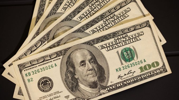 Painel eletrônico mostra cotação do dólar em alta em 2026