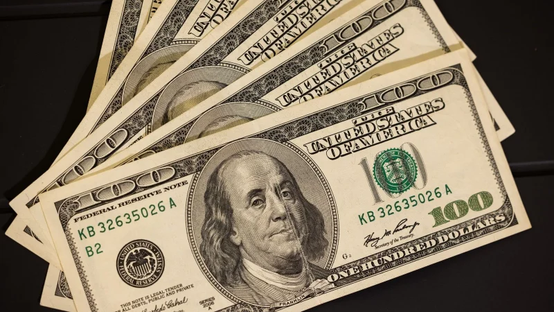 Painel eletrônico mostra cotação do dólar em alta em 2026