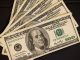 Painel eletrônico mostra cotação do dólar em alta em 2026