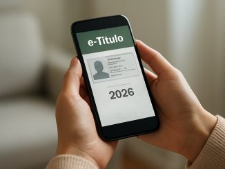 Pessoa segura celular com o aplicativo e-Título aberto na tela