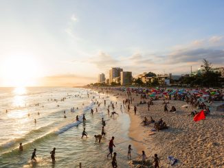 Termômetro de rua marcando temperatura elevada durante onda de calor no Brasil