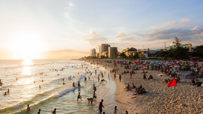 Termômetro de rua marcando temperatura elevada durante onda de calor no Brasil