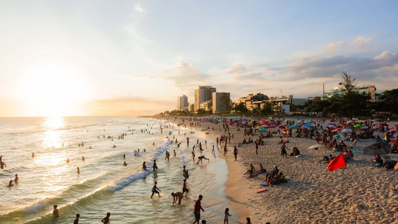 Termômetro de rua marcando temperatura elevada durante onda de calor no Brasil