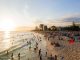 Termômetro de rua marcando temperatura elevada durante onda de calor no Brasil