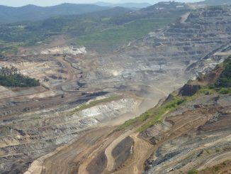 Extração de minério de ferro em mina a céu aberto no Brasil