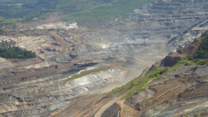 Extração de minério de ferro em mina a céu aberto no Brasil