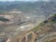 Extração de minério de ferro em mina a céu aberto no Brasil