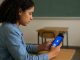 Estudante do ensino médio consulta pagamento do programa Pé-de-Meia pelo celular