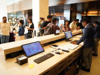 Recepção de hotel com sistema digital de registro de hóspedes