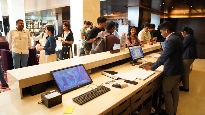 Recepção de hotel com sistema digital de registro de hóspedes