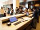 Recepção de hotel com sistema digital de registro de hóspedes