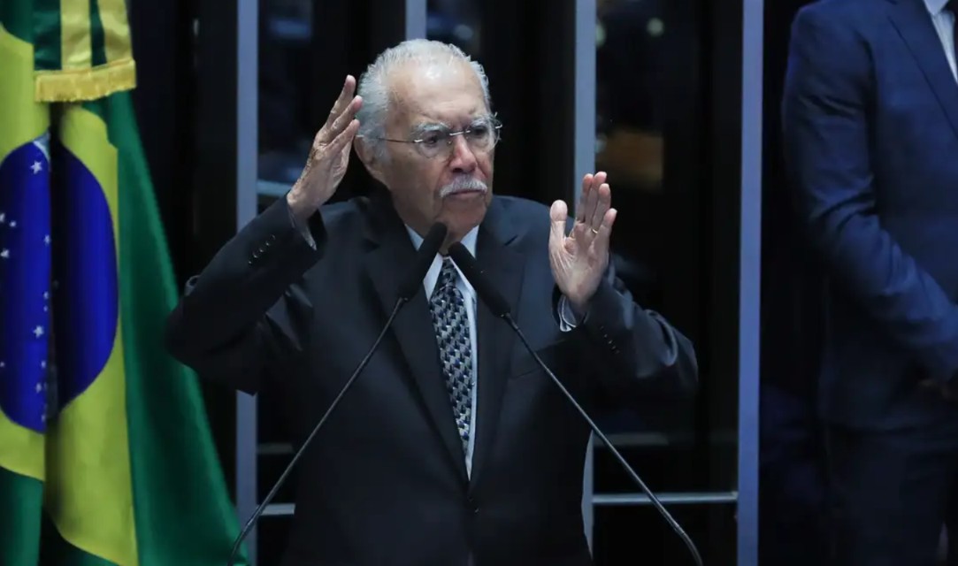 José Sarney segue internado em São Paulo com quadro estável de pneumonia