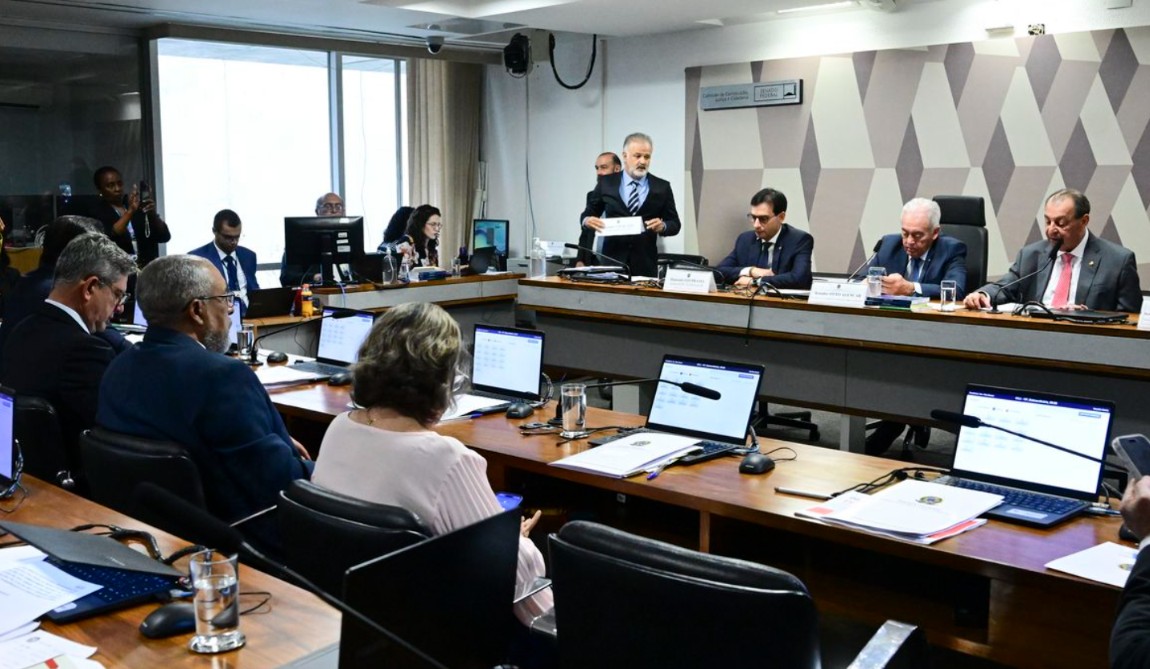 CCJ do Senado aprova PEC que acaba com escala de trabalho 6×1