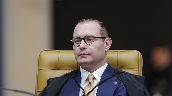 Ministro Cristiano Zanin durante sessão do Supremo Tribunal Federal