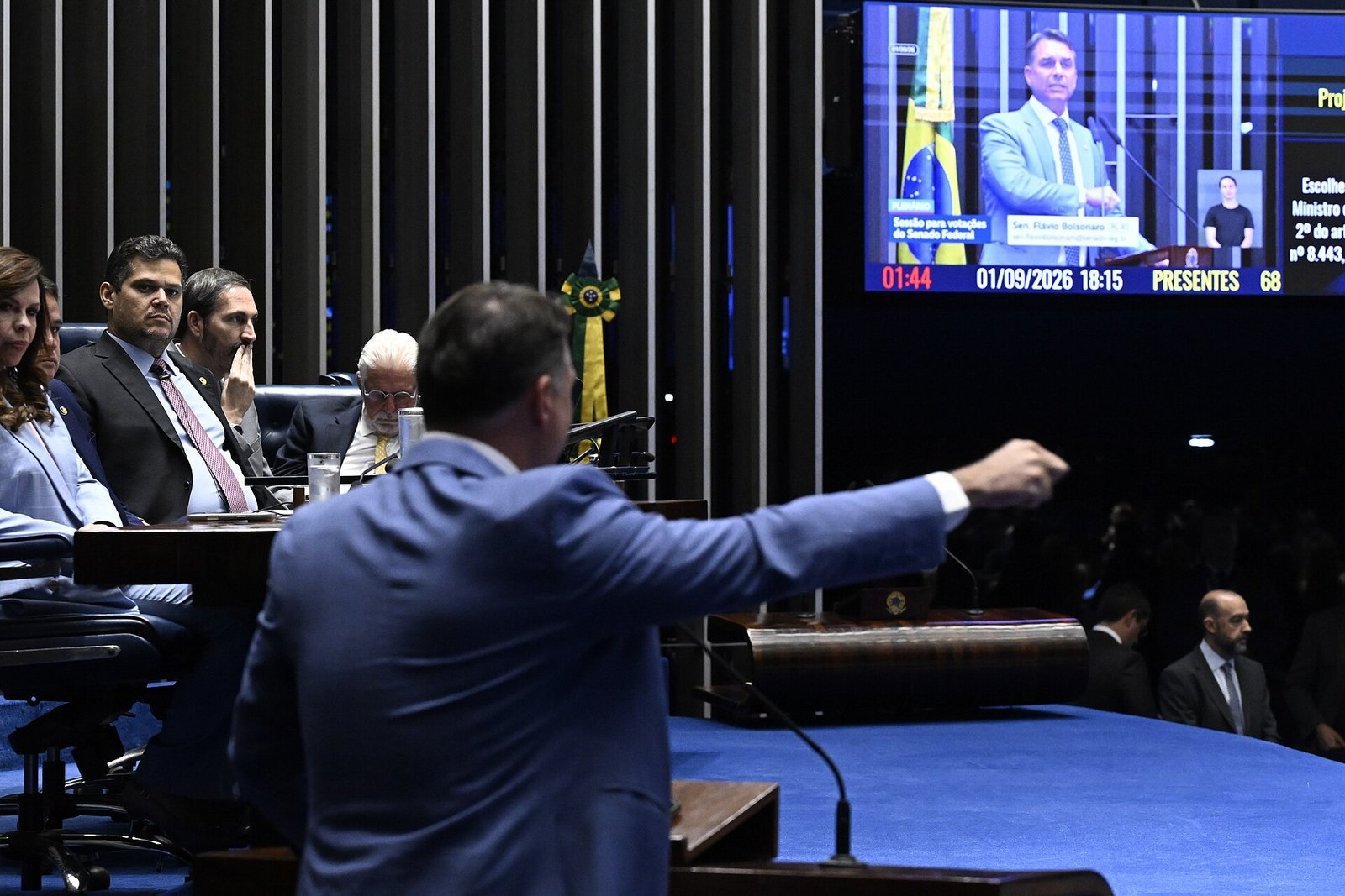 Alcolumbre anuncia calendário de votação do fim da escala 6×1
