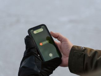 Celular exibindo mensagem de alerta de emergência da Defesa Civil