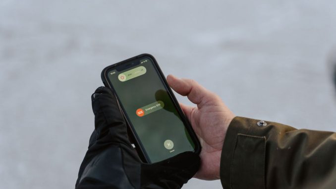 Celular exibindo mensagem de alerta de emergência da Defesa Civil