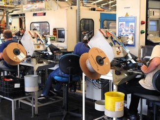 Linha de produção de uma fábrica no Brasil