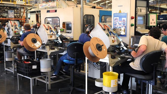 Linha de produção de uma fábrica no Brasil