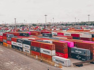 Contêineres e navios no Porto do Rio de Janeiro