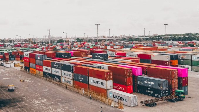 Contêineres e navios no Porto do Rio de Janeiro