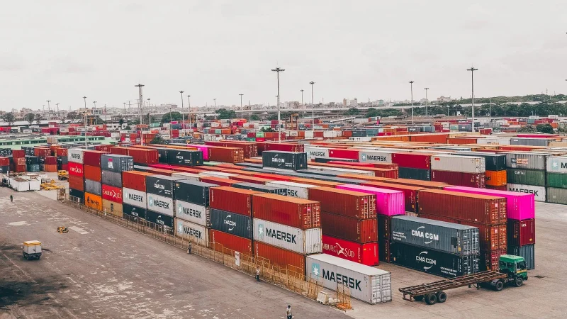 Contêineres e navios no Porto do Rio de Janeiro