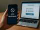 Celular exibindo aplicativo de apostas online indisponível