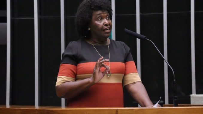 Deputada Benedita da Silva, relatora do acordo do Mercosul de proteção a mulheres, na Câmara dos Deputados. Foto: Thiago Cristino/Câmara dos Deputados