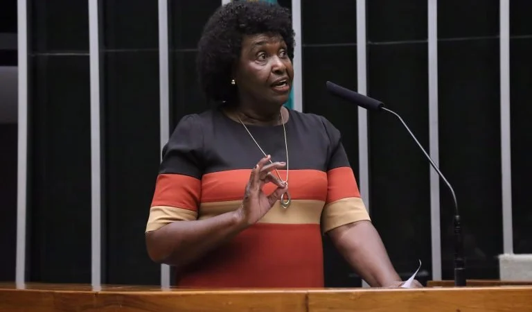 Deputada Benedita da Silva, relatora do acordo do Mercosul de proteção a mulheres, na Câmara dos Deputados. Foto: Thiago Cristino/Câmara dos Deputados