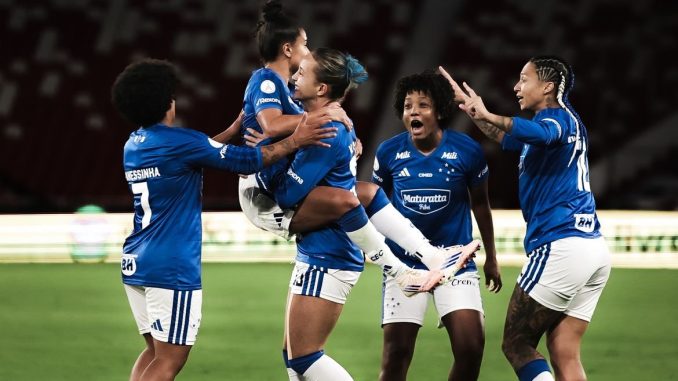 Jogadoras do Cruzeiro durante a partida contra a LDU, em Quito, pela Libertadores Feminina