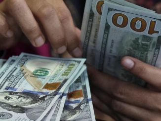 Notas de dólar e de real sobre uma mesa. Foto: Agência Brasil