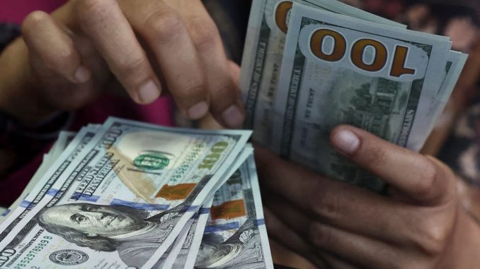 Notas de dólar e de real sobre uma mesa. Foto: Agência Brasil