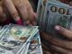 Notas de dólar e de real sobre uma mesa. Foto: Agência Brasil