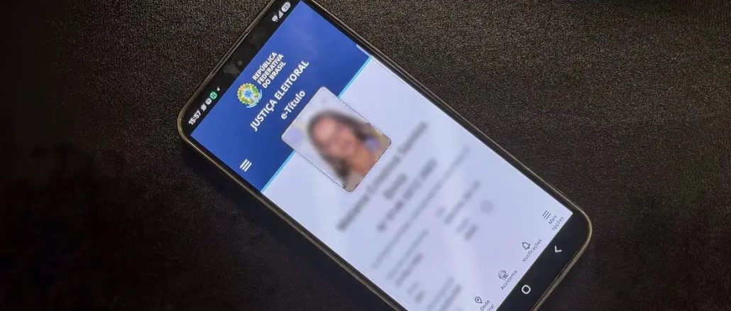 Eleitor usa o aplicativo e-Título no celular para se identificar na votação. Foto: Rafa Neddermeyer/ Agência Brasil