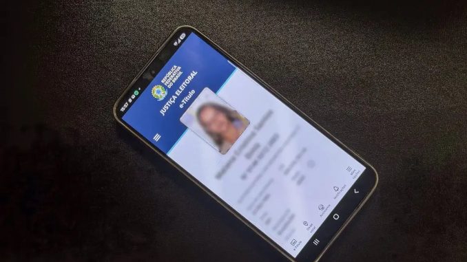 Eleitor usa o aplicativo e-Título no celular para se identificar na votação. Foto: Rafa Neddermeyer/ Agência Brasil