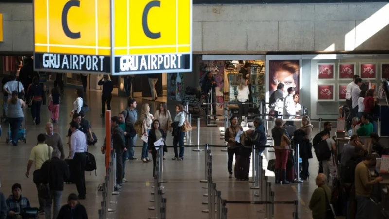 Passageiros circulam pelo saguão de um aeroporto brasileiro. Foto: Arquivo/Agência Brasil